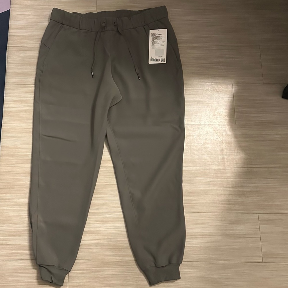 NWT On The Fly Joggers Lululemon Grey Sage - Size 12